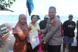 Jelang Hari Bhayangkara ke-78, Polres Bandara Ngurah Rai Berbagi Sembako kepada Masyarakat