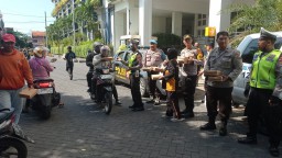 Polisi Ini Beda !! Patroli Antisipasi Kejahatan Sambil Bagikan 200 Nasi Kotak ke Masyarakat