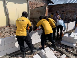 Tak Mau Ketinggalan, Anggota Polwan Polres Nganjuk Turut Andil Dalam Program Bedah Rumah