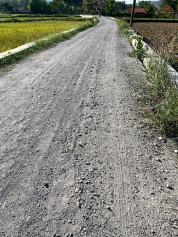 Proyek Pembangunan Jalan Cor di Desa Buker Kampung Galisan Belum Satu Tahun Mulai Ngelupas