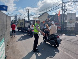 Lancarkan Arus Lalulintas Ipda I Nyoman Darmaja Lakukan Pengaturan di Simpang Tiying Tutul Pererenan