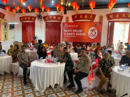 Polisi di Surabaya Bersihkan Klenteng Berikan Cek Kesehatan dan Obat Gratis Serta Bagikan 50 Paket Sembako ke Masyarakat