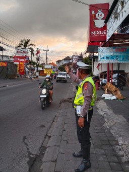 Wujudkan Kamseltibcarlantas. Personel Polsek Kuta Utara Lakukan Pengaturan Pagi Hari