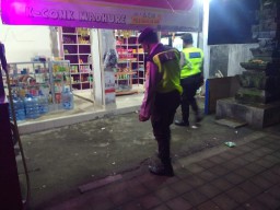 Sambangi Pemukiman Warga dan Pertokoan, Polsek Abiansemal Gelar Patroli Blue Light