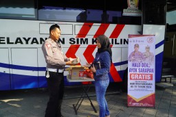 Dalam Rangka Hari Jadi Bhayangkara ke-78 Satlantas Polres Gresik Bagikan Sarapan Gratis kepada Pemohon SIM Keliling