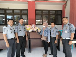 Petugas Lapas Narkotika Kelas IIA Pamekasan Kanwil Kemenkumham Jatim Berhasil Gagalkan Penyelundupan HP Melalui Makanan Pengunjung