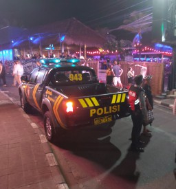 Kanit Samapta Polsek Kuta Utara Pimpin Blue Light Patrol Sambangi Baar Old Mans Canggu