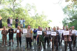 HUT Bhayangkara ke 78 Peduli Lingkungan, Polres Bangkalan bersama Forkopimda Gelar Bakti Sosial Tanam 1000 Pohon Mangrove
