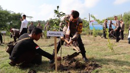 Polres Nganjuk Gelar Penanaman Pohon, Penyebaran Benih Ikan Konsumsi dan Pemberian Beasiswa