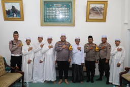 Kapolres Tanjung Perak Silaturahmi dengan Santri dan Pengasuh Ponpes Assalafi Al- Fitrah Surabaya