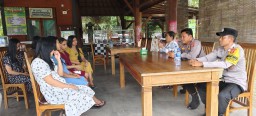 Jembrana MULIA, Kapolsek Gilimanuk Gelar Tatap Muka dengan Para Karyawan Warung Waterbe Melalui Program "Jumat Curhat"