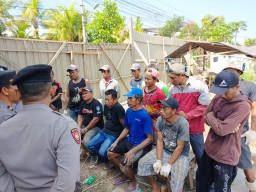 Polsek Kuta Utara Gelar Jumat Curhat Dengar Keluhan Buruh Bangunan Villa di Banjar Babakan