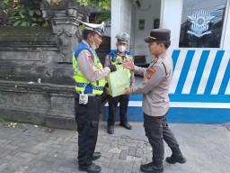 Kapolsek Kuta Utara Beri Bingkisan Snack Kepada Personil Lalu Lintas Saat Bertugas