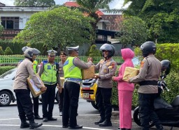 Kapolres AKBP Teguh Priyo Wasono, Beri Kejutan Personel Yang Melaksanakan Tugas Pengaturan Arus Lalu Lintas