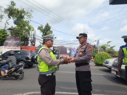 Kapolsek Mengwi Bagikan Snack Kepada Personil Yang Melaksanakan Tugas Pengaturan