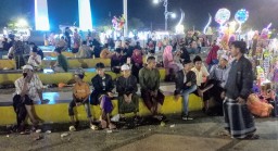 Hari Raya Idul Adha Tahun 2024, Pemuda Desa Beringin Sedang Asik Nongkrong di Alun-Alun Trunojoyo Sampang