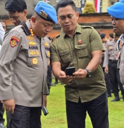Kabid Propam Polda Bali Cek Hp, Cegah Terjerumus Judi Online