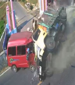 Kecelakaan Truk Vs Carry dan Sepeda Motor di Sepulu, Satlantas Polres Bangkalan : 8 Orang Menderita Luka