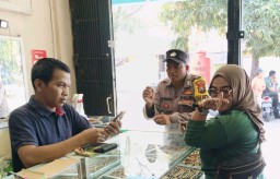 Bhabinkamtibmas Polsek Karangpilang Sambangi Pedagan Emas, Agar Pastikan Emas Yang Dibeli Bukan Hasil Kejahatan