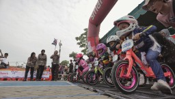 Jelang Hari Bhayangkara ke- 78: Satlantas Polrestabes Surabaya Gelar Perlombaan Tingkah Gemas Balita dalam Pushbike Race