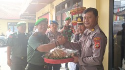 Danramil 1611- 03 Kuta Beri Kado HUT Bhayangkara ke-78 Kepada Polsek Kuta Utara