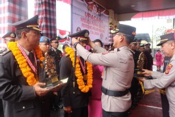Kapolres Badung AKBP Teguh Priyo Wasono Lepas 30 Personel Purna Bakti Dengan Tradisi Pedang Pora