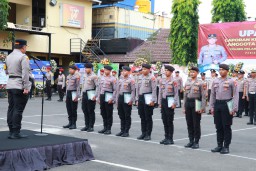 Kapolres Tanjung Perak Pimpin Upacara Kenaikan Pangkat 27 Personel Polri