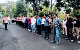 Kapolsek Rungkut Pimpin Apel, Berikan Arahan Kepada Anggotanya dalam Bertugas