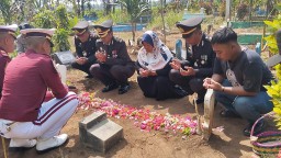Polres Malang Ziarah ke Makam Korban Peristiwa Kanjuruhan di Hari Bhayangkara ke-78