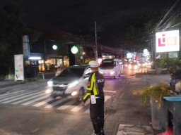 Unit Lantas Polsek Kuta Utara Cegah Kemacetan Malam Hari di Simpang Lio