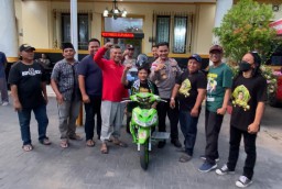 Remaja Disabilitas Sangat Senang Terima Bantuan Motor Roda Tiga Dan Modal Usaha Dari Polisi Dan Bonek