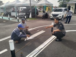 Anggota Regident Satlantas Polrestabes Surabaya, Lakukan Perbaikan Lebar Marka Lapangan Praktek Roda 2 Juga Terbitkan SIM C1