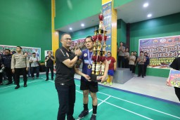 Tutup Turnamen Bulutangkis Antar media Kapoda Jatim Eksibisi Match Vs Juara 1