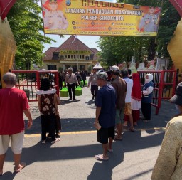Polsek Simokerto Lakukan Giat Jumat Berkah Bagikan 200 Nasi Kotak ke Masyarakat Sekitar