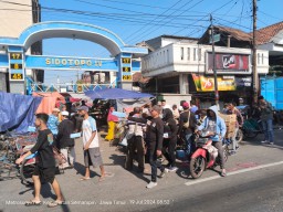Jumat Berkah Bulan Muharam Ormas Aliansi Madura Indonesia (AMI) Kembali Berbagi Nasi Kotak di Pasar Sidotopo Kidul
