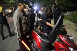 Cegah Kejahatan Malam, Polres Tanjung Perak Gelar Patroli Skala Besar