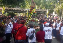 Kecamatan Dukuh Pakis Telah Mengadakan Sedekah Bumi di Hiasi dengan Hasil Bumi