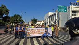 Sosialisasi Operasi Patuh Semeru 2024, Satlantas Polrestabes Surabaya Membentangkan Benner dan Bagikan Brosur Kepada Pengendara