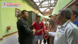 Plt. Bupati Subandi Bantu Perbaikan Rumah Terbakar di Desa Semambung Wonoayu