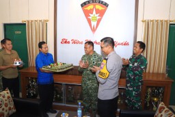 Sinergitas TNI - Polri, Polres Ngawi Beri Tumpeng dan Kue Ulang Tahun ke Yon Armed 12 Kostrad