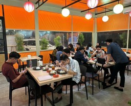 Rumah Makan Bu Yeni Serba Sambel Penyetan Hari Pertama telah di Padati Pengunjung