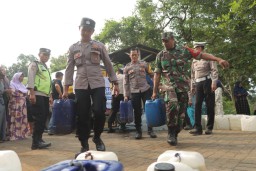 Polres Mojokerto Salurkan 32 Ribu Liter Air Bersih Untuk Warga di Kaki Gunung Penanggungan
