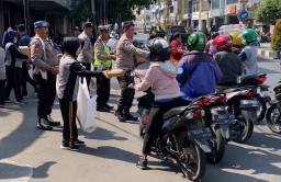 Masyarakat Dibuat Senang Oleh Aksi Polsek Simokerto Setiap Jumat