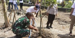 PDAM Surya Sembada Surabaya Ajak Rekan Media Tanam Bibit Pohon di Sumber Air Plintahan