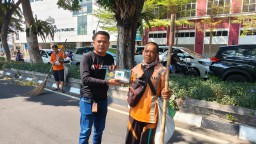 Jum'at Berkah AMI Bagikan Ratusan Sarung Gratis Untuk Umat Muslim