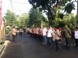 Kapolsek Rungkut Berikan Arahan Pada Anggota Saat Apel Pagi
