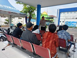 Petugas Satpas Colombo Polrestabes Surabaya, Terus Beri Tips Pemohon SIM C Agar Lulus di Lintasan Praktek