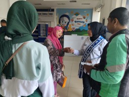 Satpas Colombo Surabaya, Petugas Formulir Memberi Arahan Kepada Pemohon SIM Baru Maupun Perpanjangan