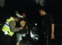 Polsek Karangpilang Periksa Pengendara Yang Dicurigai, Saat Lakukan Patroli Cegah Kesempatan Para Pelaku Kejahatan