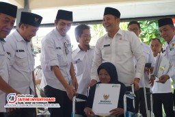 Plt Bupati Subandi Bareng Baznas Serahkan Bantuan ke Warga